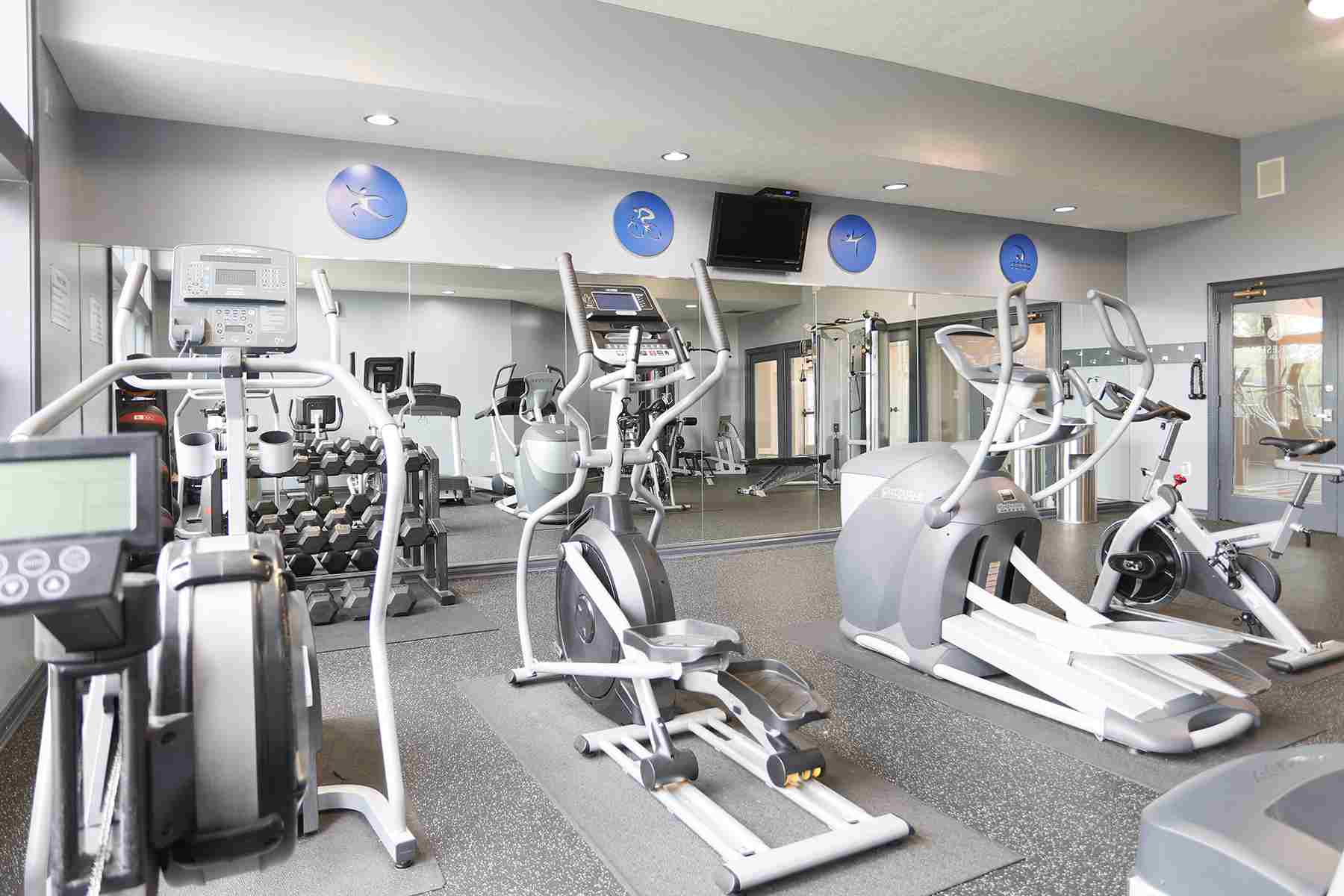 Fitness room equipped with cardio machines.